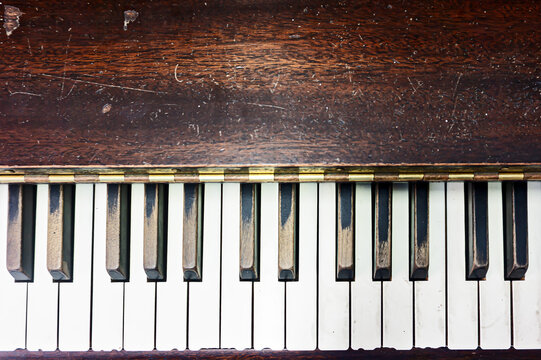 Piano antiguo vintage de madera teclas gastadas vista aerea
