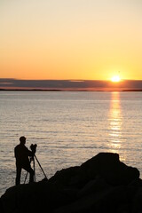 Fototapeta premium Fotograf vor Sonnenuntergang