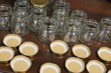 Viele Marmeladengläser zum Einmachen in der Küche