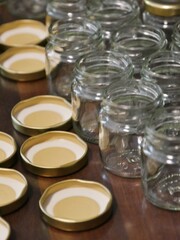 Viele Marmeladengläser zum Einmachen in der Küche