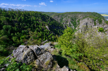 Blick von der La Viershöhe im Frühling mit Fels im Vordergrund