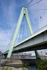 Pilon der Severinsbr&uuml;cke tr&auml;gt Br&uuml;cke &uuml;ber den Rhein in K&ouml;ln.