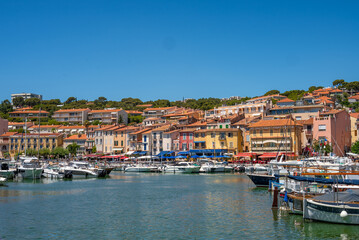 Le port de la ville de Cassis dans le sud de la France proche de Marseille, pendant l'été