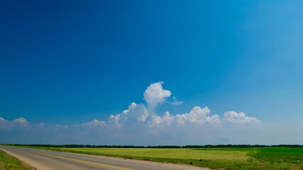 入道雲と土の道