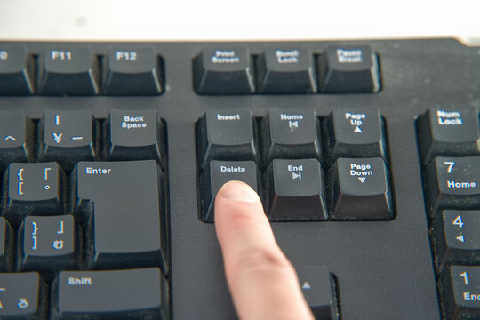 キーボードを押す指