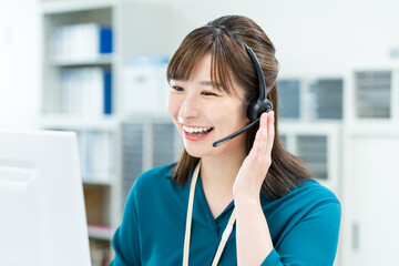 オペレーターの若い女性