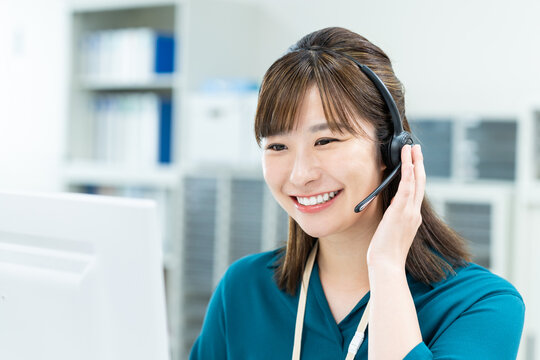 オペレーターの若い女性