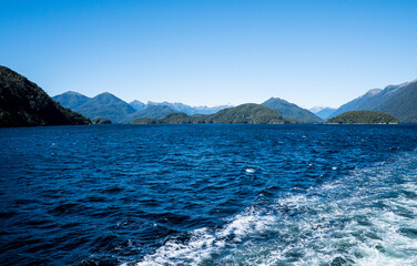 Fototapeta premium bright blue water scenery views from cruise ship idyllic milford sound fiordland national park new zealand serene