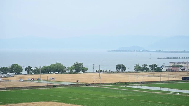 初夏の琵琶湖を背景に走るウエストエクスプレス銀河 （北陸本線 田村 - 長浜, 2025年6月）