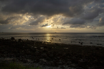 夏の奄美大島の夜明け頃の空と海の風景。