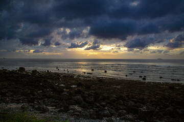 夏の奄美大島の夜明け頃の空と海の風景。