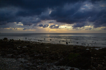 夏の奄美大島の夜明け頃の空と海の風景。