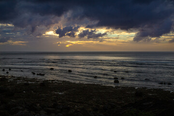 夏の奄美大島の夜明け頃の空と海の風景。