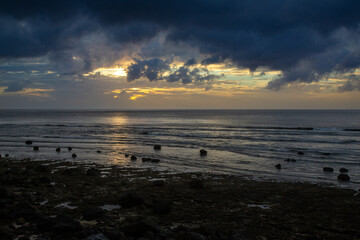 夏の奄美大島の夜明け頃の空と海の風景。