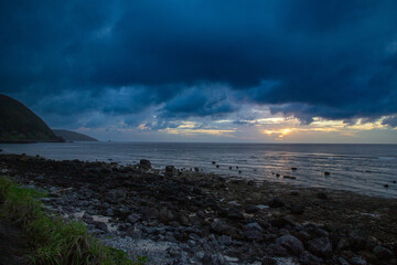 夏の奄美大島の夜明け頃の空と海の風景。
