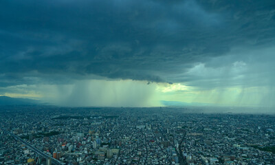大阪に出現した巨大な雨柱