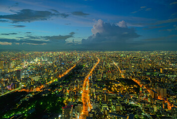 薄明の空と大阪の夜景