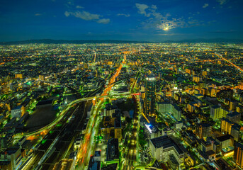 月と大阪の夜景
