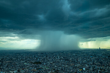 大阪に出現した巨大な雨柱