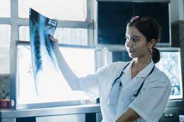 medical students studying brain disease diagnosis through learning from X-ray film