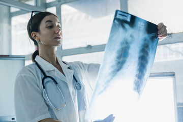 medical students studying brain disease diagnosis through learning from X-ray film