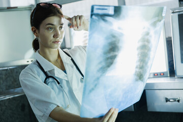 medical students studying brain disease diagnosis through learning from X-ray film