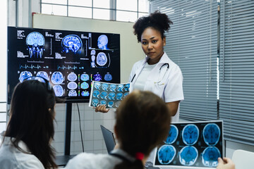 medical students studying brain disease diagnosis through learning from X-ray film