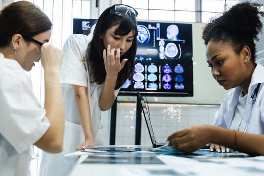 medical students studying brain disease diagnosis through learning from X-ray film