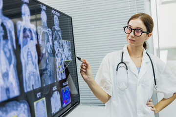 medical students studying brain disease diagnosis through learning from X-ray film