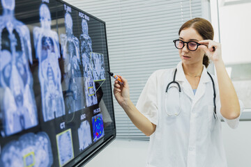 medical students studying brain disease diagnosis through learning from X-ray film