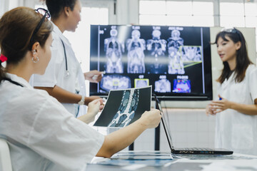 medical students studying brain disease diagnosis through learning from X-ray film