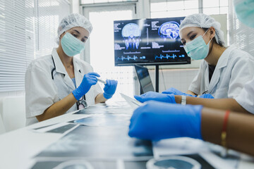 medical students studying brain disease diagnosis through learning from X-ray film.