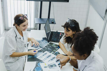 medical students studying brain disease diagnosis through learning from X-ray film.
