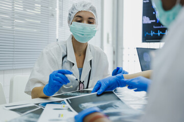 medical students studying brain disease diagnosis through learning from X-ray film.