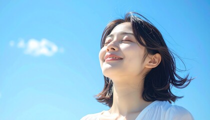 晴れ空と微笑む女性,Smiling Japanese Woman under Blue Sky	