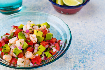 エビのセビーチェ（海老のセビーチェ）（セビチェ, セビッチェ）メキシコ料理 コピースペースあり  Mexican shrimp ceviche（Mexican shrimp cebiche, Ceviche de camarón, Cebiche de camarón), copy space available
