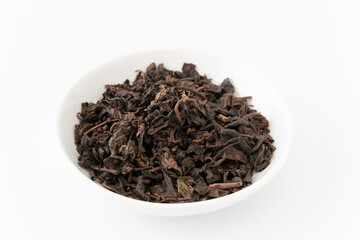 白背景にお皿に入った烏龍茶の茶葉
