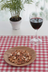 ミックスナッツとグラスに注いだ赤ワイン
