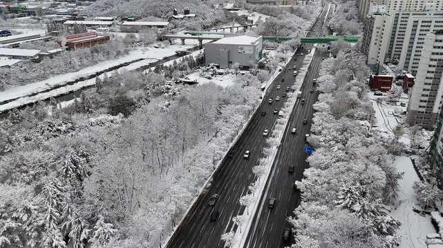 인천광역시 연수구 연수동 원인재 인근의 눈쌓인 아파트 풍경 