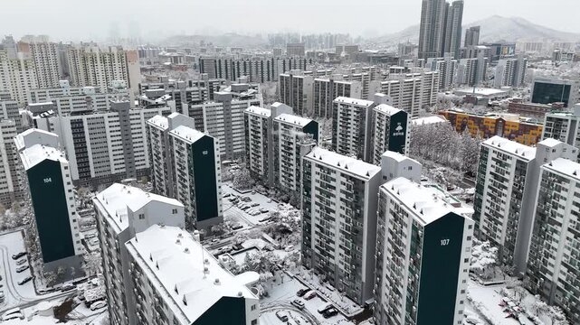인천광역시 연수구 연수동 원인재 인근의 눈쌓인 아파트 풍경 