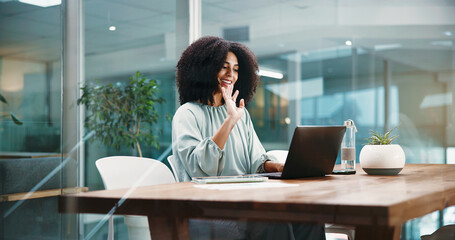 Obraz premium Video call, wave or businesswoman with laptop in office for finance consulting or online briefing. Smile, hello or happy financial advisor in webinar for accounting review, greeting or virtual advice
