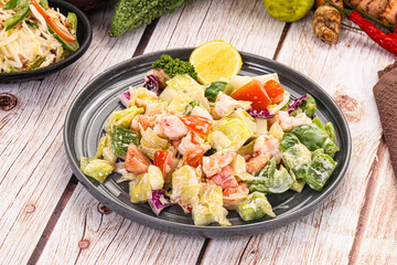 Salad with prawn and vegetables