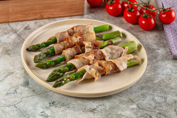 Boiled asparagus with roasted bacon