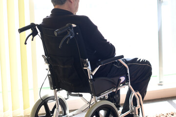 車椅子に座るアジア人の高齢男性の後ろ姿