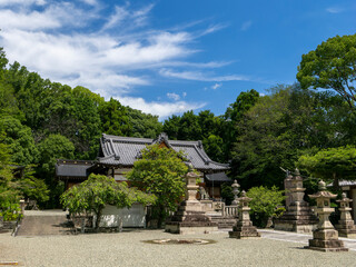 青空と新緑が広がる兵庫県川西市の八阪神社境内