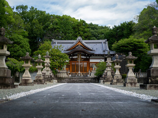 参道正面から見る八阪神社の社