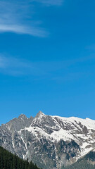 Obraz premium Snowy Mountain Tips Under Clear Blue Sky – Sonmarg, Kashmir