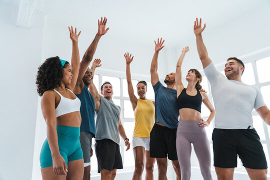 Multiethnic group of sportive people doing functional workout at the gym, concepts about sport and fitness - Athletes training for strenght and cardio