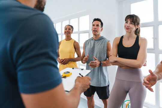 Multiethnic group of sportive people doing functional workout at the gym, concepts about sport and fitness - Athletes training for strenght and cardio