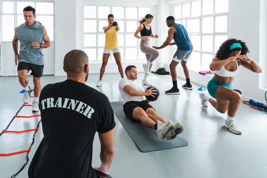 Multiethnic group of sportive people doing functional workout at the gym, concepts about sport and fitness - Athletes training for strenght and cardio